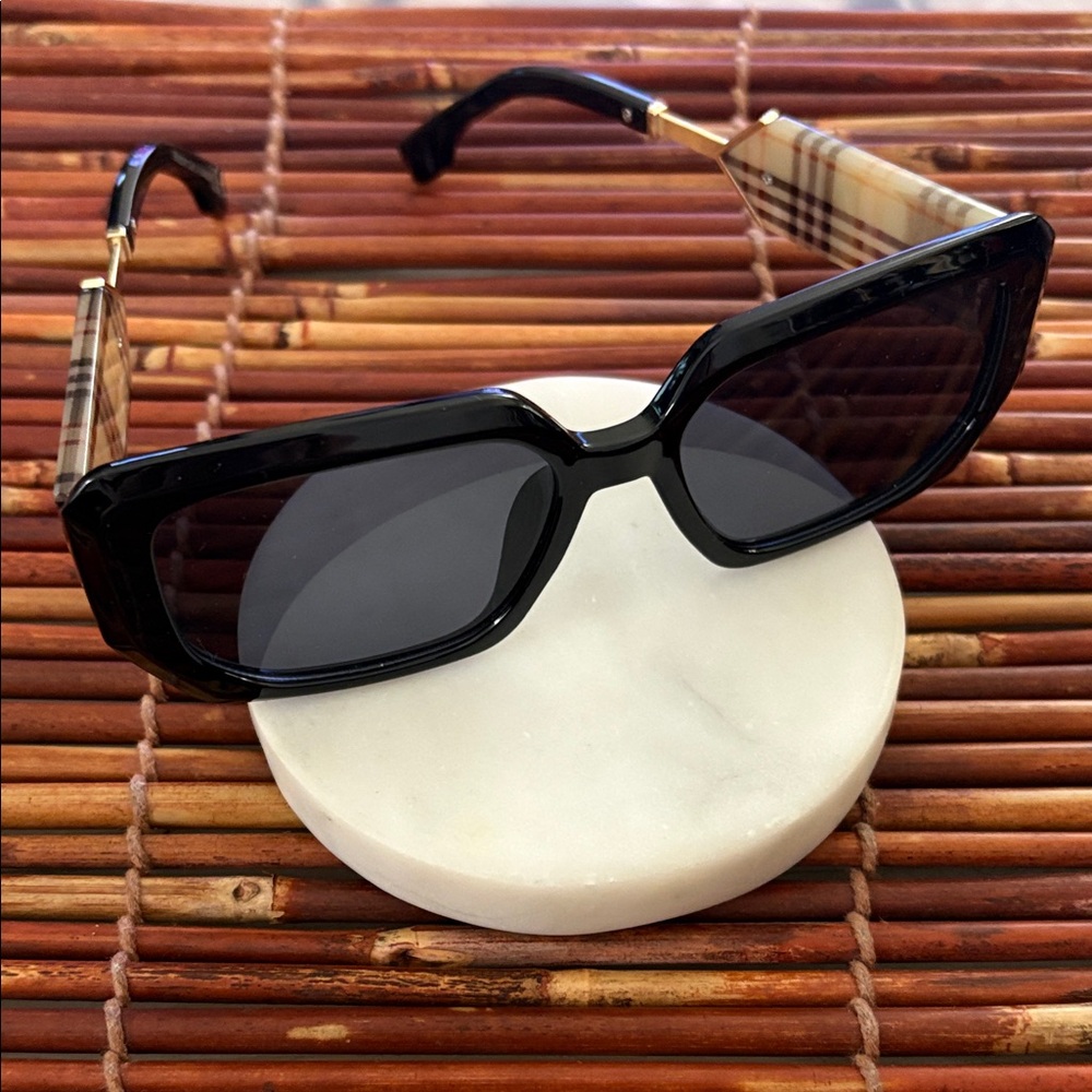 Stylish Black Rectangular Lens Sunglasses Classic Plaid Accent